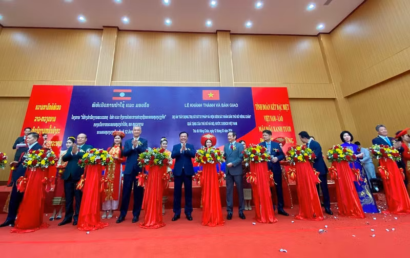 Leaders of Hanoi and Vientiane cut the ribbon to inaugurate and hand over the headquarters. (Photo: hanoimoi.vn)