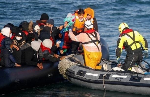 Migrants are rescued after their boat broke down while attempting to cross the English Channel from France to the UK. (Photo: Getty Images/VNA)