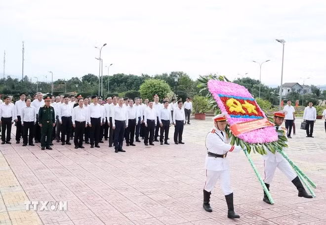 Party leader To Lam and other members of the working delegation pay tribute to the heroic fallen soldiers.
