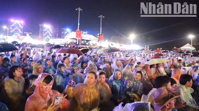 Despite the rains, the opening night of Krong Pac Durian Festival 2024 attracted a large crowd of local residents and visitors.