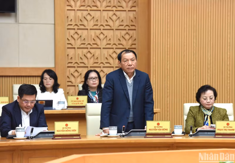 Minister of Culture, Sports and Tourism Nguyen Van Hung speaks.