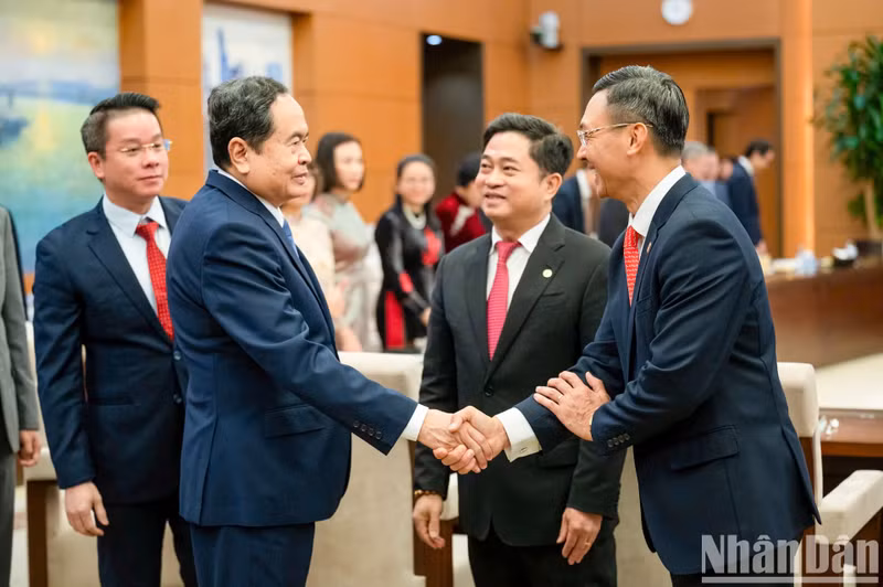 NA leader Tran Thanh Man and ambassadors and heads of Vietnam's representative offices abroad at the meeting.