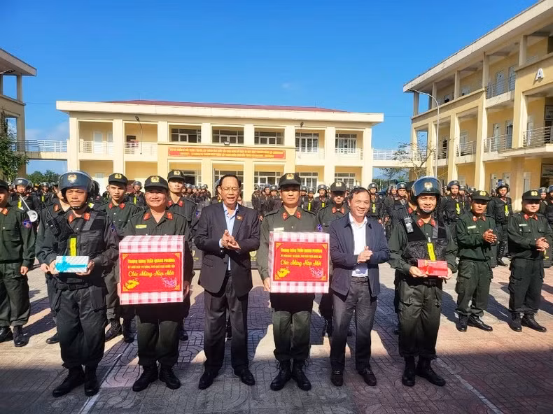 Members of the working group inspect the combat readiness and extended Tet wishes to armed forces in the locality.