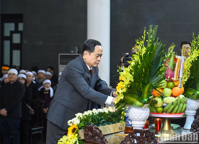 National Assembly Chairman Tran Thanh Man pays tribute to General Nguyen Quyet.