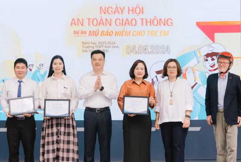 The certificates of participation in the Helmets for Kids programme for 2023-2024 academic year are granted to Kim Anh, Minh Phu and Trung Gia High Schools.