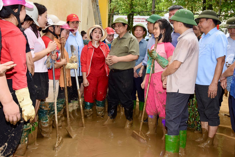 PM Pham Minh Chinh visits and encourages teachers of Hoa Lan Kindergarten in Yen Bai City, who are engaged in cleaning up the mud and debris left by the heavy rains and flooding.