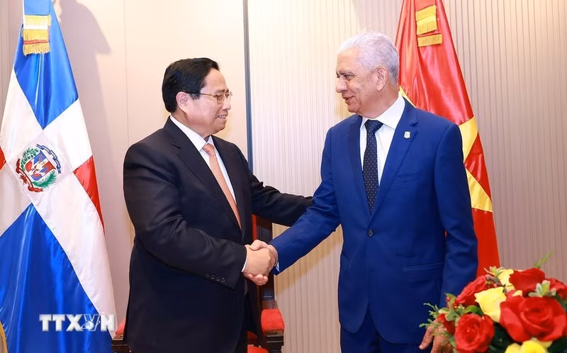 PM Pham Minh Chinh (L) and President of the Dominican Republic’s Senate Ricardo de los Santos Polanco. (Photo: VNA) 