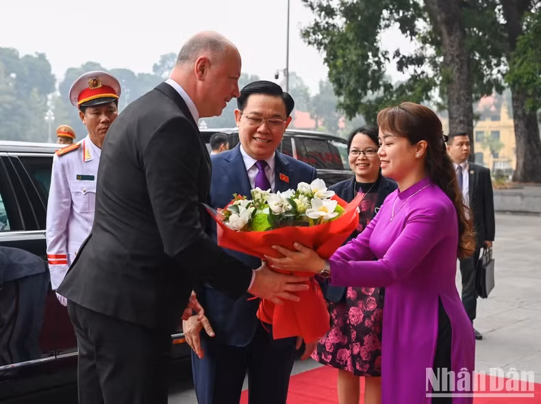 Staff of the NA Office presents flowers to welcome Speaker of the NA of Bulgaria Rossen Dimitrov Jeliazkov.