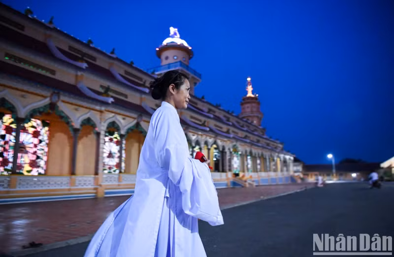 The followers leave the Holy See after the ceremony.