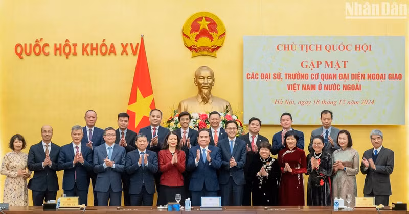 NA leader Tran Thanh Man and other delegates at the meeting.
