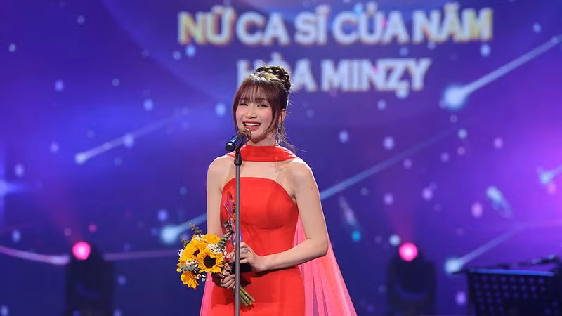 Singer Hoa Minzy speaks at the awards ceremony. (Photo courtesy of organising board)