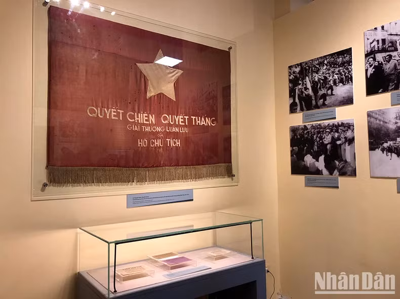 The “Determination to fight, determination to win” flag, an original artifact displayed at the exhibition.