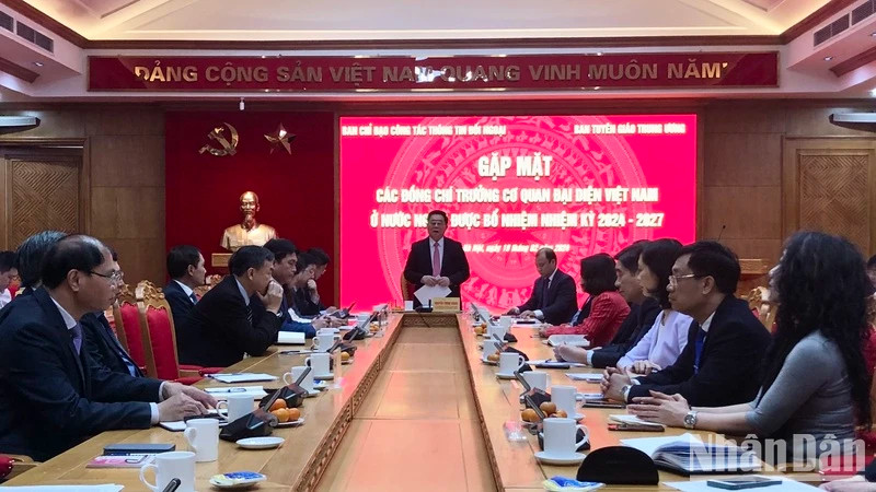 Head of the Party Central Committee’s Commission for Popularisation and Education Nguyen Trong Nghia speaks at the working session. (Photo: NDO)