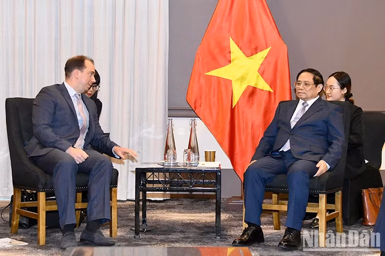 PM Pham Minh Chinh (R) receives Oliver Kleinhempel, Chairman & Non-executive Director of EQ Resources. (Photo: NDO)