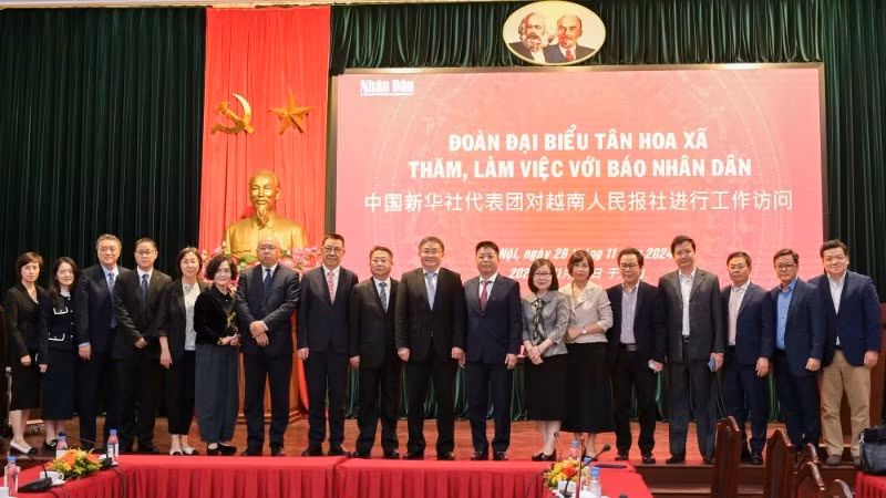 Nhan Dan Newspaper’s Deputy Editor-in-Chief Que Dinh Nguyen, Vietnam News Agency’s Deputy General Director Doan Thi Tuyet Nhung, Xinhua News Agency’s Deputy Editor-in-Chief Ren Weidong, along with other leaders of Nhan Dan Newspaper and members of the Xinhua delegation, take a photo. (Photo: The Dai)