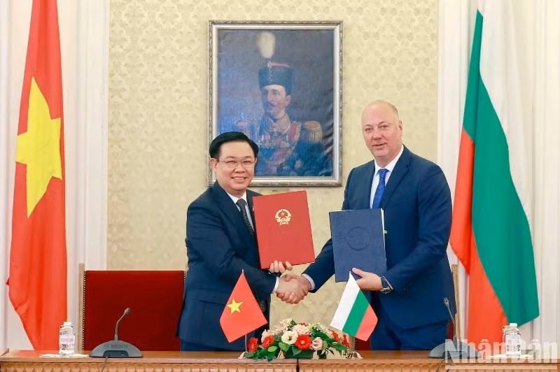 Vietnamese and Bulgarian top legislators sign a cooperation agreement between the two National Assemblies.