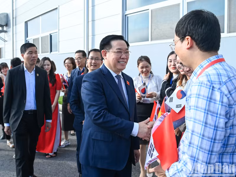 NA Chairman Vuong Dinh Hue encourages workers of Ohsung Vina Thai Binh Company.