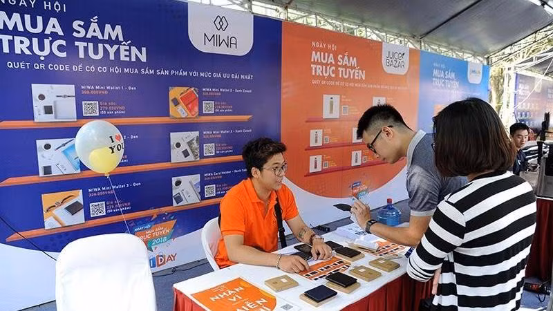 Consumers experience digital technology and e-commerce. (Photo: Dang Minh)