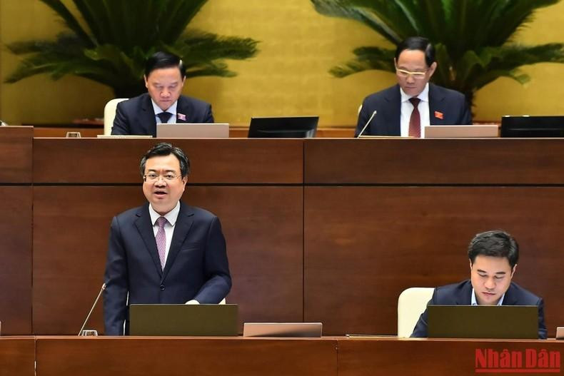 Minister of Construction Nguyen Thanh Nghi speaks at the parliament's ongoing fourth session on November 3. (Photo: NDO)
