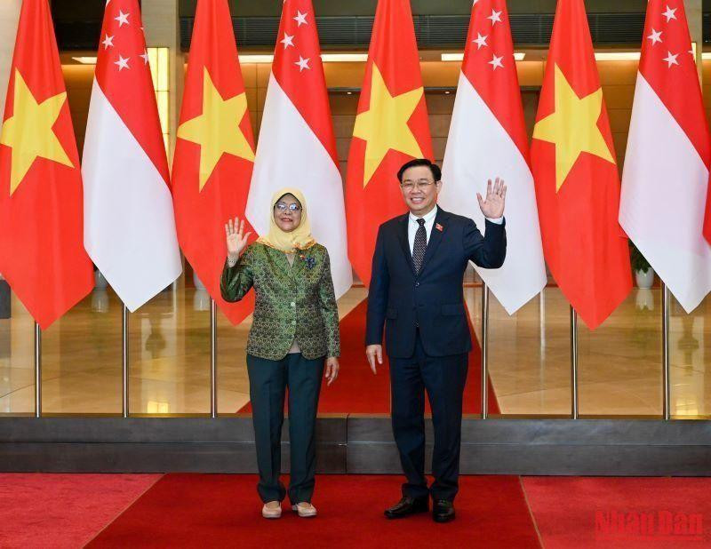 NA leader Vuong Dinh Hue and Singaporean President Halimah Yacob at the reception