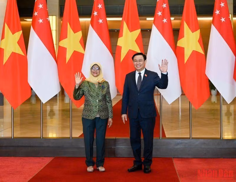 NA leader Vuong Dinh Hue and Singaporean President Halimah Yacob at the reception