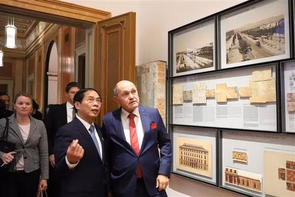 President of the Austrian National Council, Wolfgang Sobotka, introduces the Government building to Vietnamese FM. (Photo: VNA)