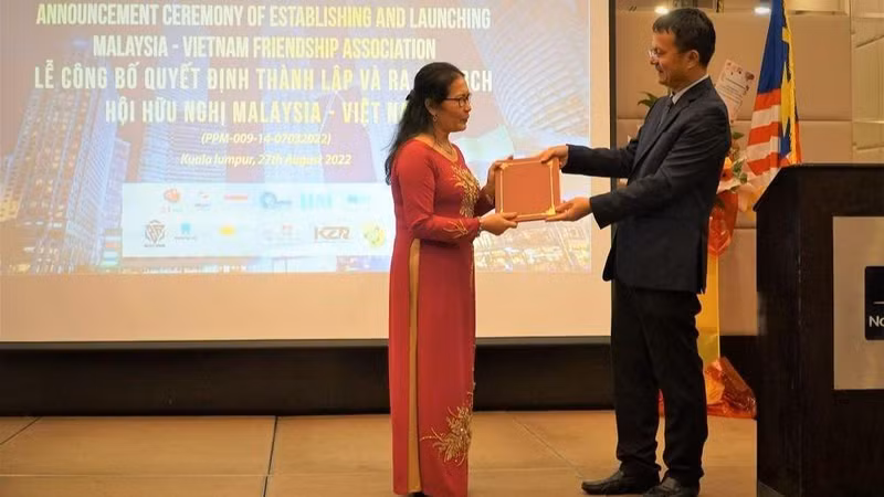 Vietnamese Ambassador to Malaysia Tran Viet Thai hands over the congratulatory letters from the Vietnamese Ministry of Foreign Affair to Chairwoman of the Malaysia-Vietnam Friendship Association Tran Thi Chang (Photo: VNA) 