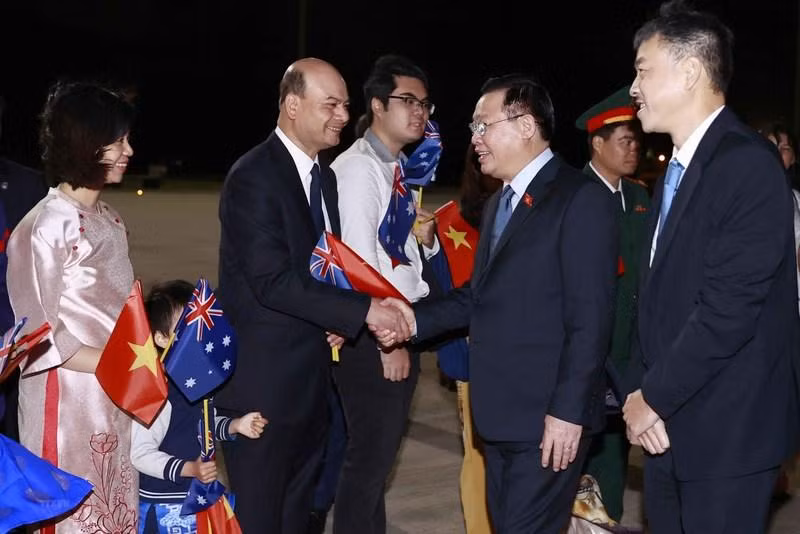 NA Chairman Hue is greeted by Australian officials. (Photo: VNA)