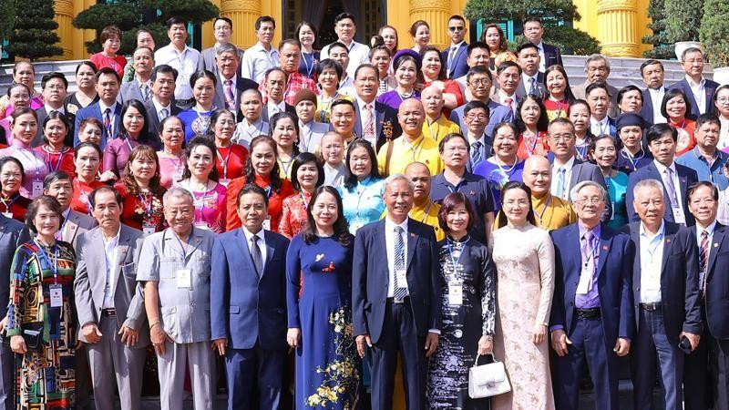 Vice President Vo Thi Anh Xuan and the delegates (Photo: NDO)