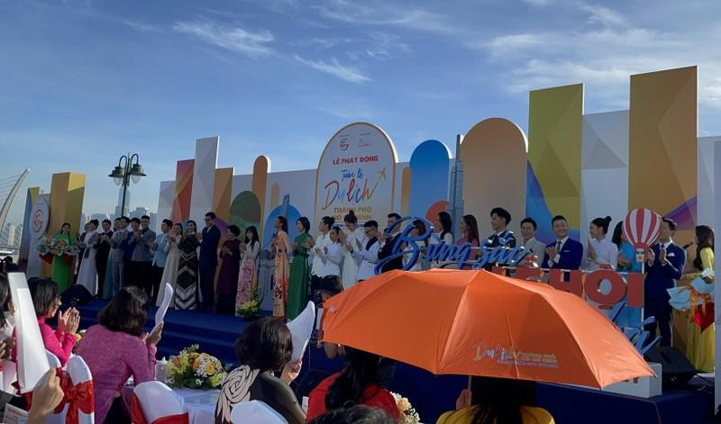 At the opening ceremony of the tourism week. (Photo: NDO)