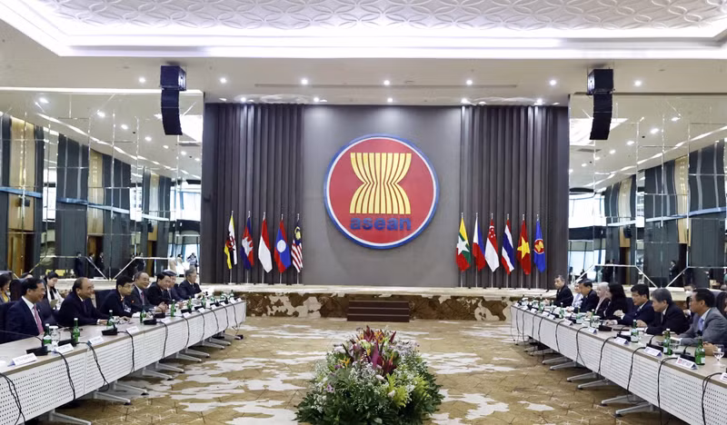 Meeting between President Nguyen Xuan Phuc ASEAN Secretary-General Lim Jock Hoi and Ambassadors and Chargé d’Affaires of member states at the ASEAN Secretariat headquarters. (Photo: VNA)