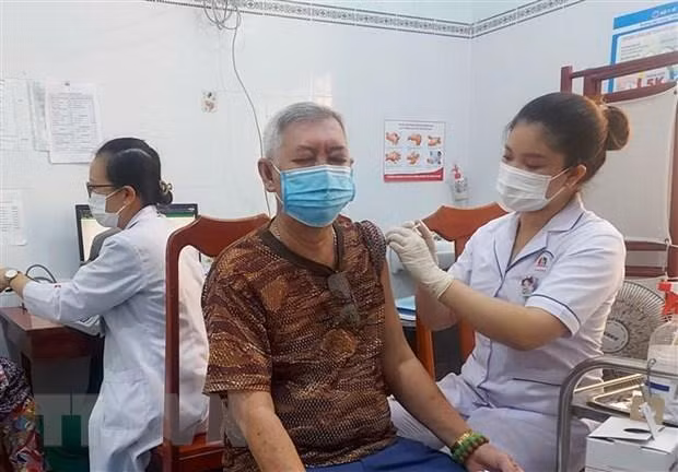 A man gets vaccinated against COVID-19. (Photo: VNA)