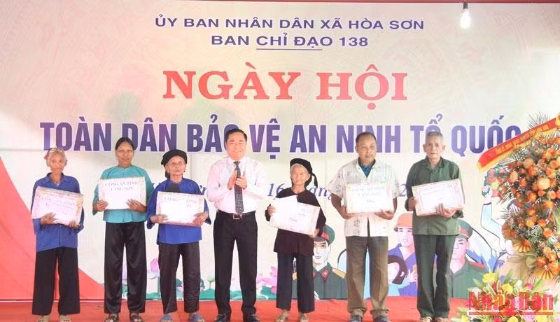 Leaders from Lang Son Provincial People's Committee present gifts to policy beneficiaries in Hoa Son commune, Huu Lung district. (Photo: NDO)