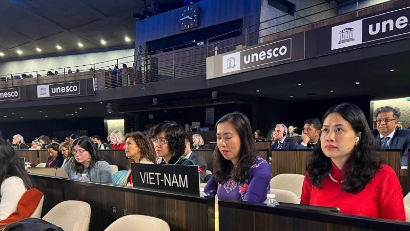 Vietnamese delegation at the 215th Session of the Executive Board of the UNESCO (Photo: Ministry of Foreign Affairs)