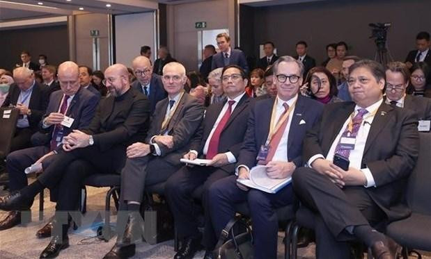 Prime Minister Pham Minh Chinh (the third from the right, first row) attends the 10th ASEAN-EU summit. (Photo: VNA) 