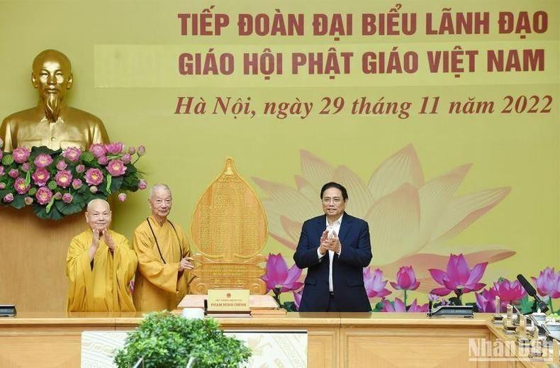 VBS leaders present a bodhi leaf sculpture to PM Pham Minh Chinh (right) at the reception (Photo: NDO)