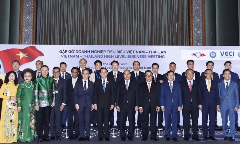 President Nguyen Xuan Phuc (sixth from right) and delegates at the meeting. (Photo: VNA)