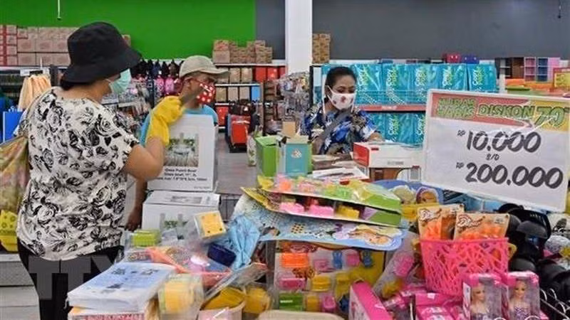 People are shopping at a supermarket in Jakarta, Indonesia. (Photo: AFP/VNA)