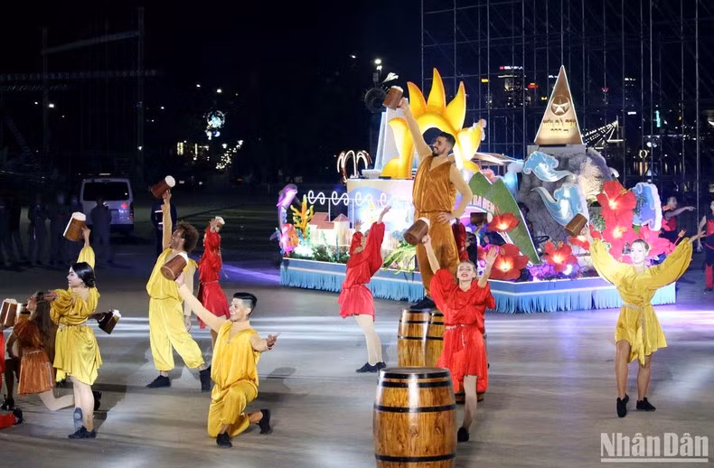 The performance reproducing the atmosphere of beer festival. (Photo: NDO)