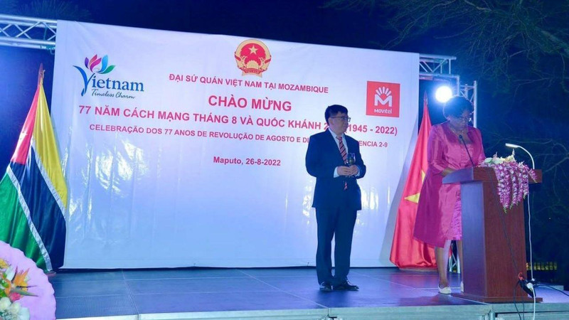 Mozambican Minister of Education and Human Development Carmelita Rita Namashulua speaks at the ceremony. (Photo: thoidai.com.vn) 