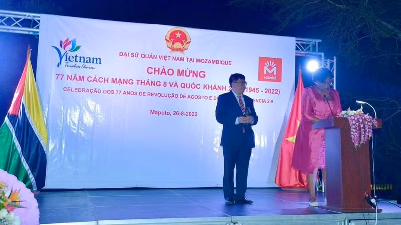 Mozambican Minister of Education and Human Development Carmelita Rita Namashulua speaks at the ceremony. (Photo: thoidai.com.vn) 