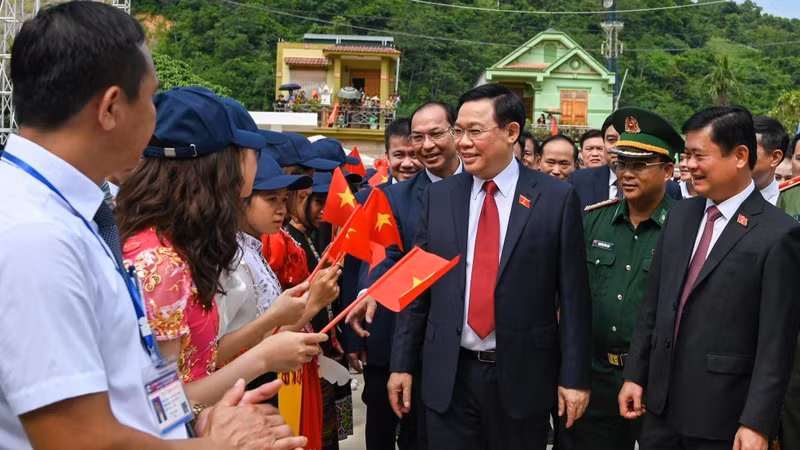 NA Chairman Vuong Dinh Hue and other delegates attend the inauguration ceremony of Ky Son High School.
