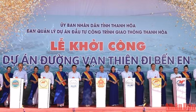 President attends a ground-breaking ceremony for Van Thien-Ben En road. (Photo: NDO)