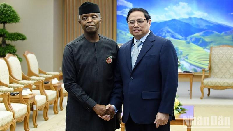 PM Pham Minh Chinh (right) receives Vice President of Nigeria Yemi Osinbajo. (Photo: NDO)