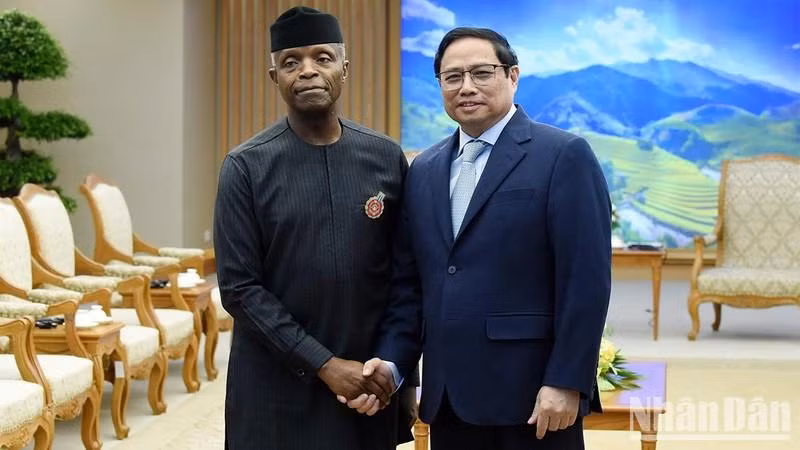 PM Pham Minh Chinh (right) receives Vice President of Nigeria Yemi Osinbajo. (Photo: NDO)
