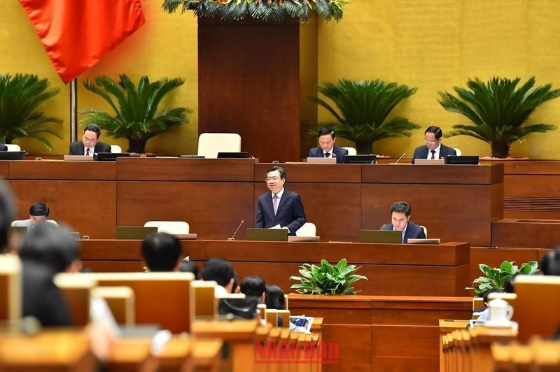 Minister of Construction Nguyen Thanh Nghi speaks at the NA session on November 3. (Photo: NDO)