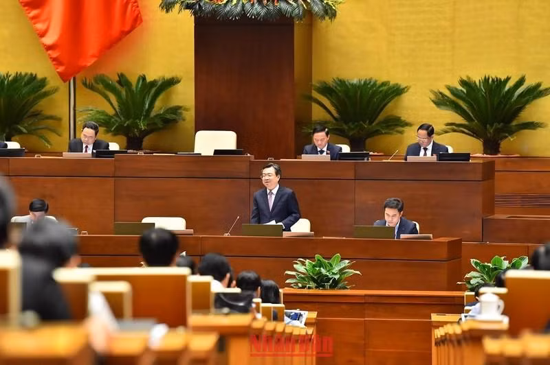 Minister of Construction Nguyen Thanh Nghi speaks at the NA session on November 3. (Photo: NDO)