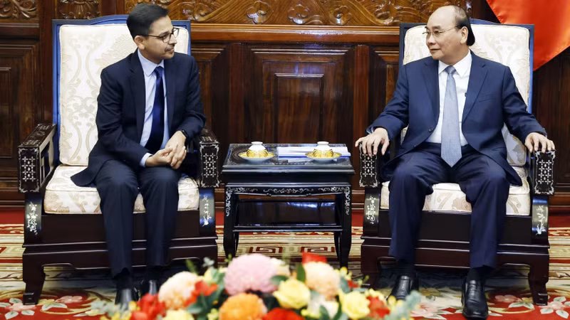 President Nguyen Xuan Phuc (R) and Indian Ambassador Pranay Verma at the meeting in Hanoi on September 20 (Photo: VNA)