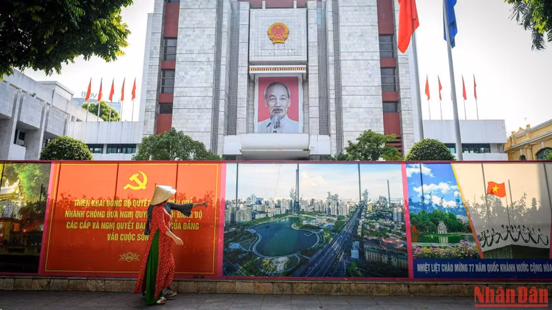 Hanoi streets are decorated brilliantly with national flags and banners on National Day. (Photo: NDO)