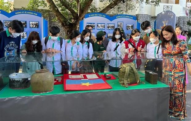 The two exhibitions draw a lot of visitors (Photo: VNA)